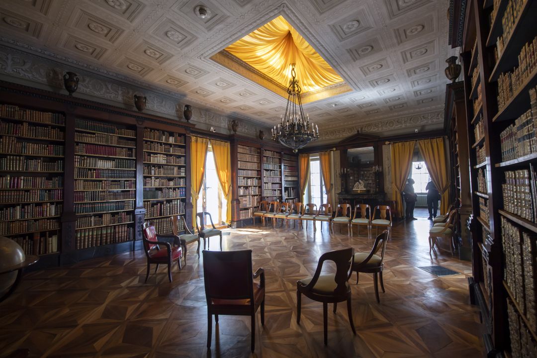 Hieno sali, jossa kattokruunu ja tuoleja Geneven kokouspaikalla.