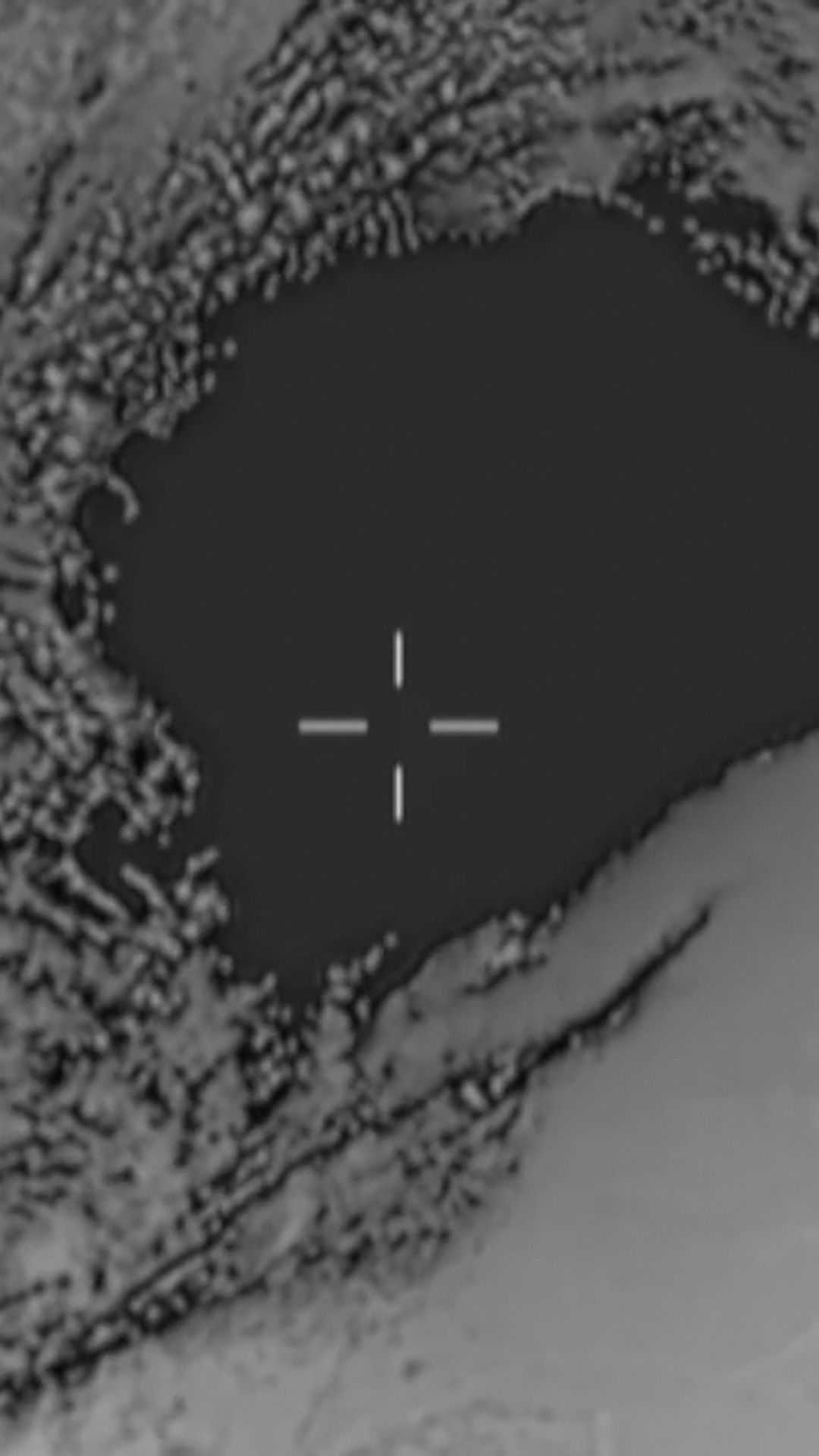 Mustavalkoinen, ilmasta otettu satelliittikuva maastosta, johon pommi kohdennettiin.