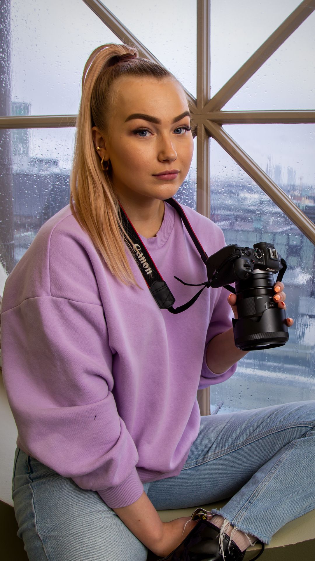 Alisa katsoo kameraan.