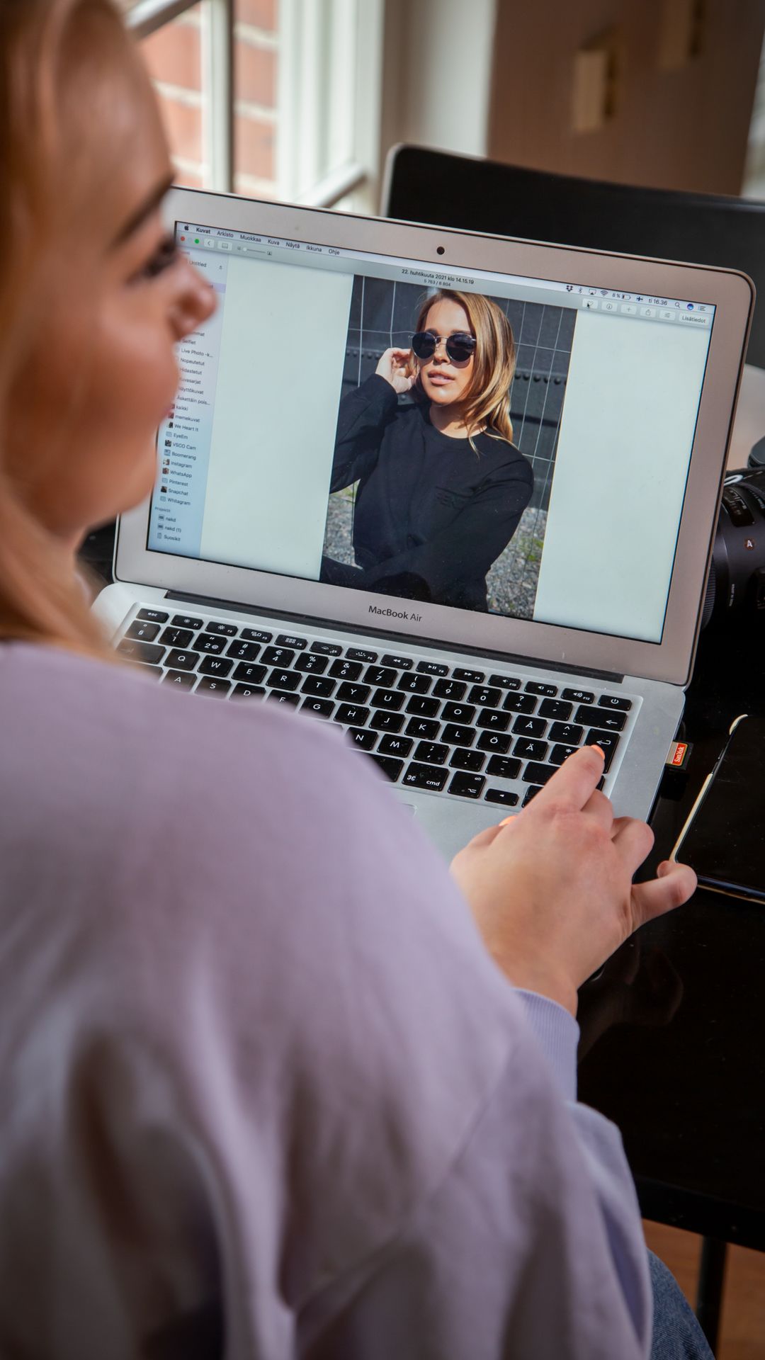 Läppärin ruudulla Sara Sieppi.