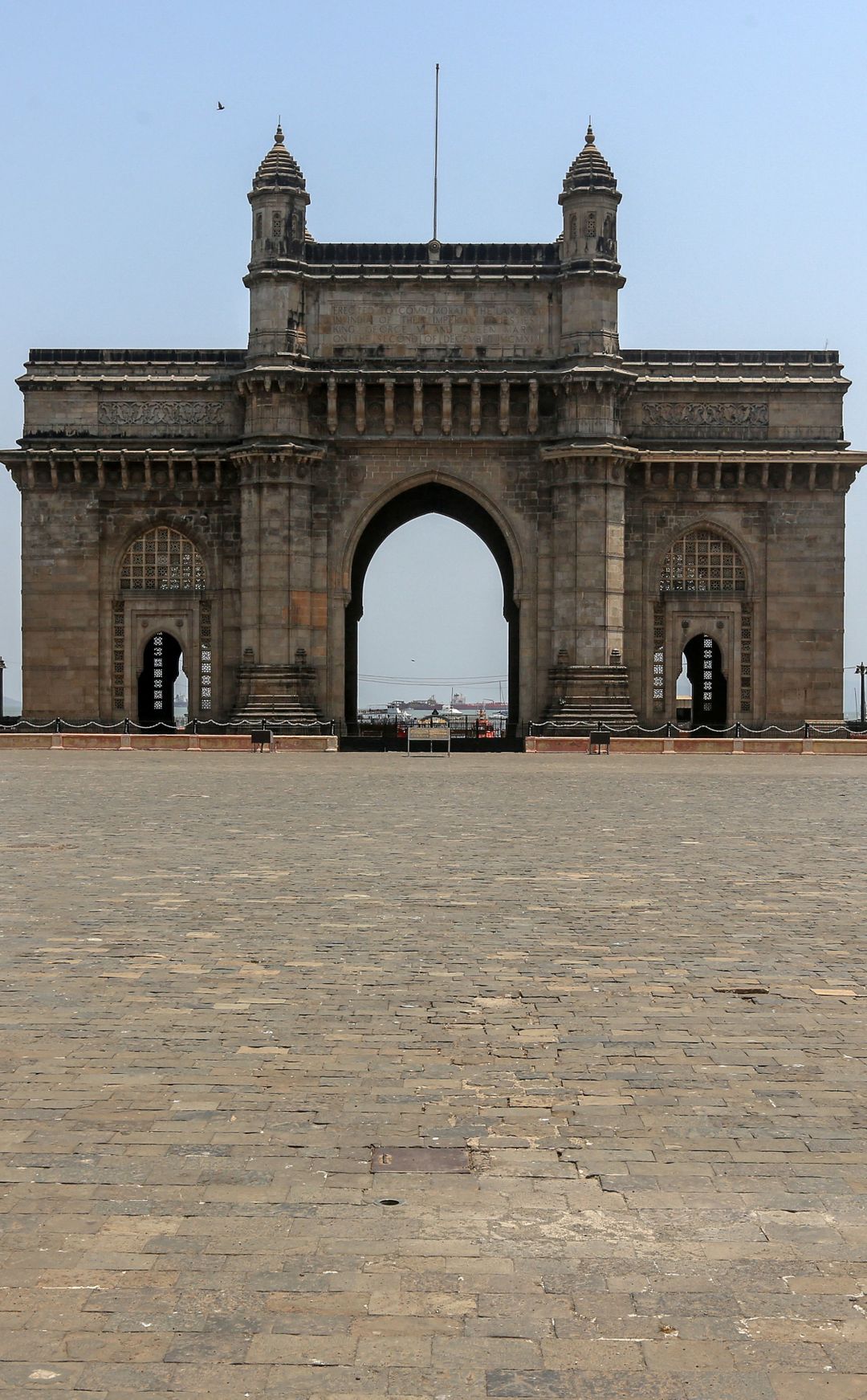 Mumbain tunnetuimpiin nähtävyyksiin kuuluva Gateway of India -portti täysin autiossa maisemassa.