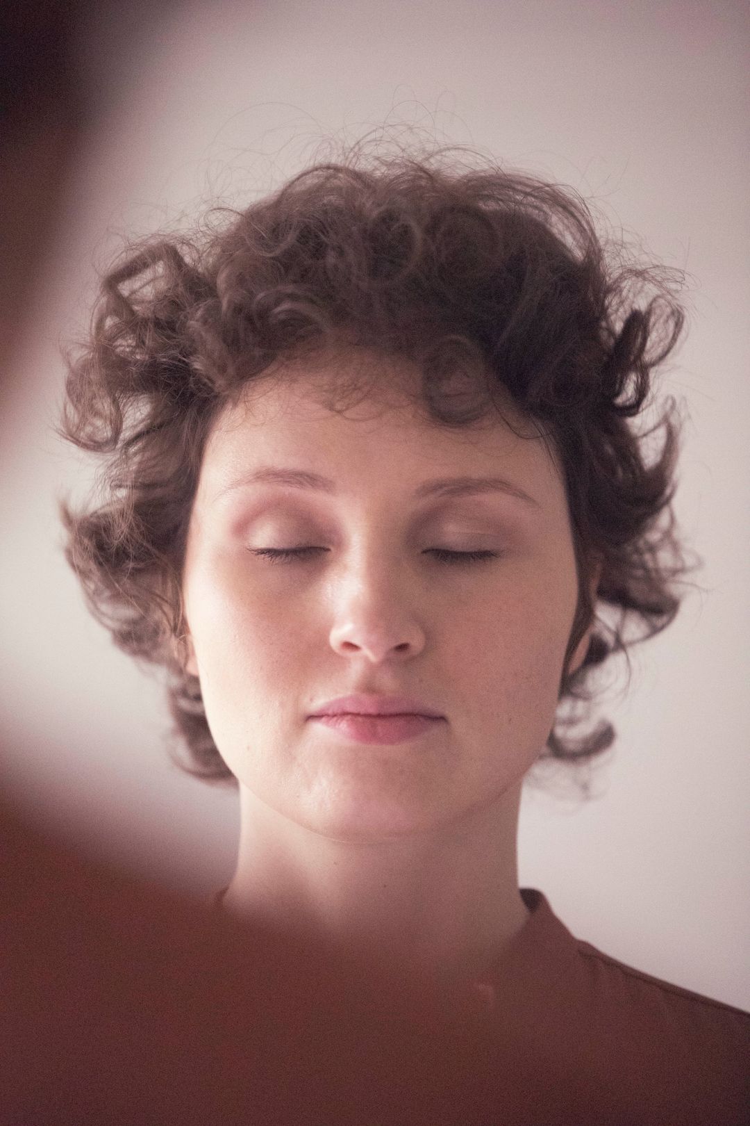 Nainen on silmät kiinni.