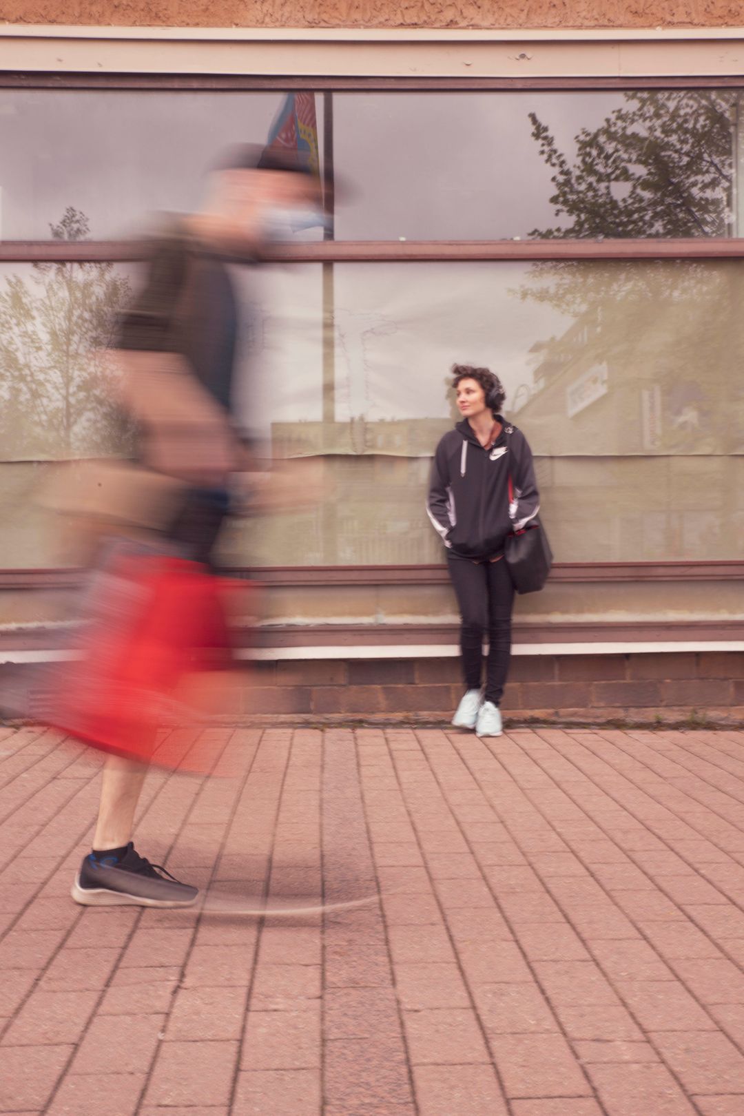 Myrina nojaa näyteikkunaan.