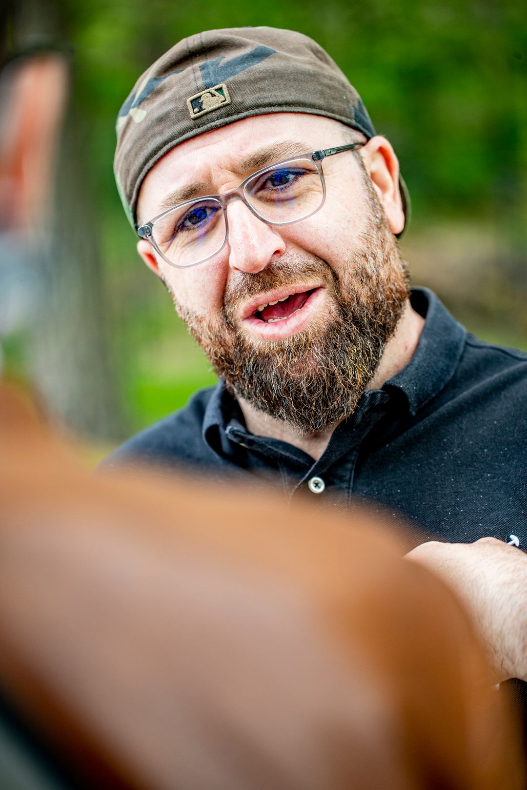 Kurditaustainen kaupunginvaltuutettu Muhis Azizi puhuu.