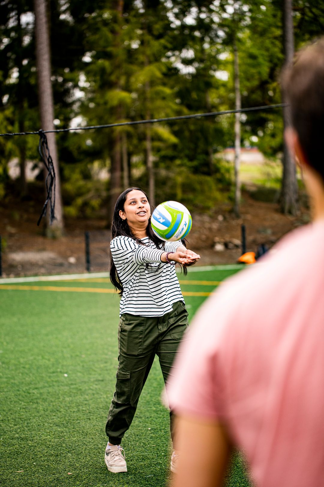 Amani Habib pelaa lentopalloa.