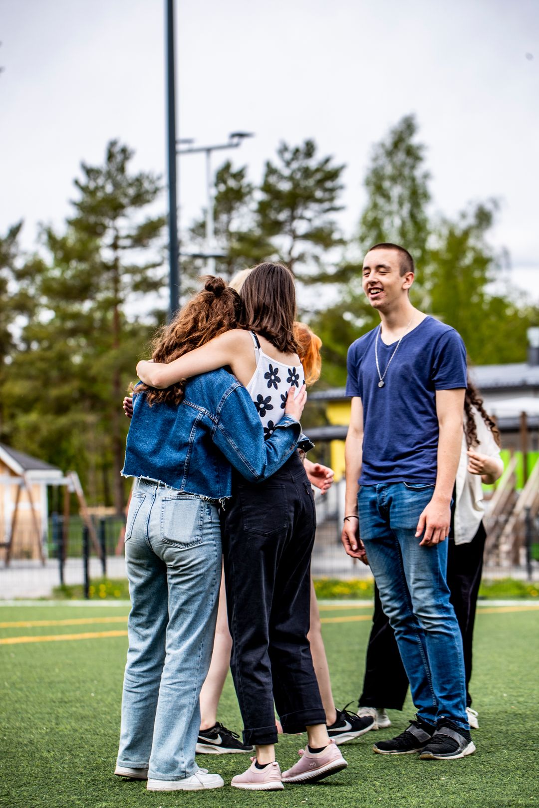 Nuoret halaavat toisiaan.