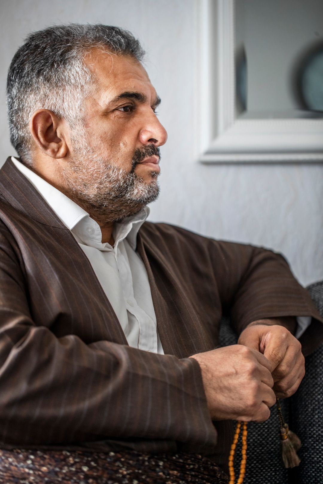 Sorani pitää kädessään rukousnauhaa.