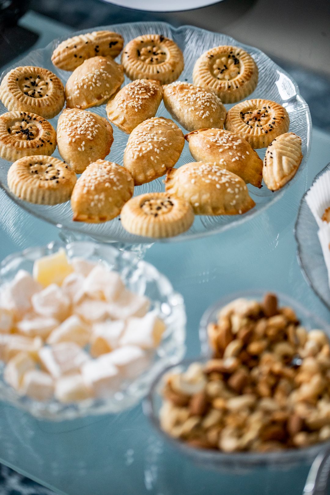 Tarjottimella on pasteijoita, pähkinöitä ja lokumeja.