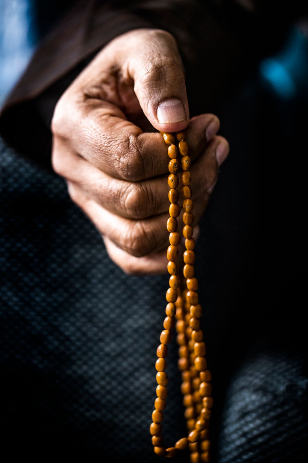 Kädessä on rukousnauha.