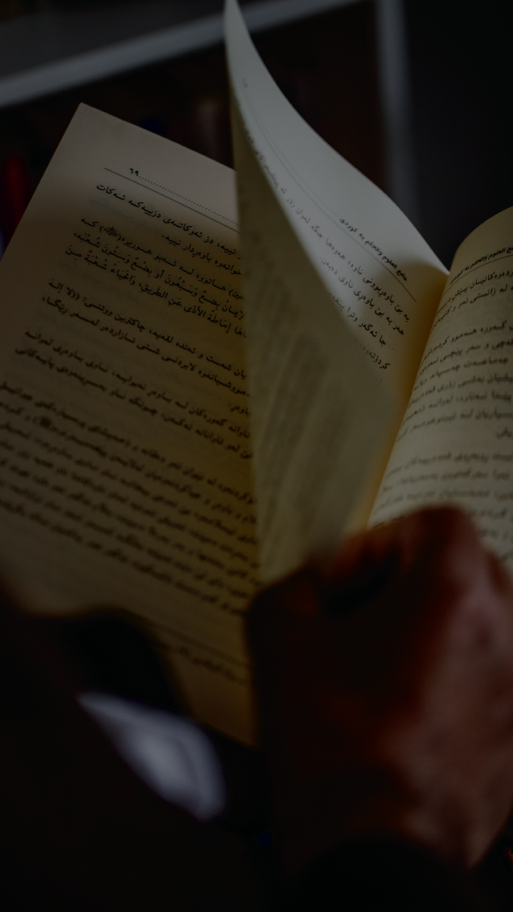 Kurdinkielistä tekstiä kirjassa.