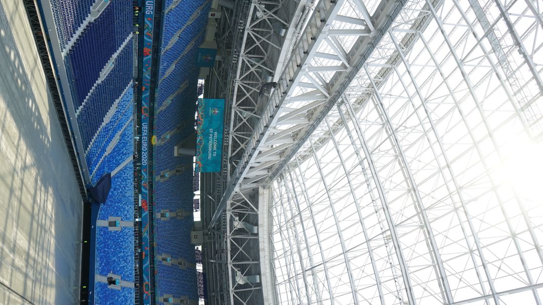 Stadionin kenttä, katsomo ja lasinen katto.