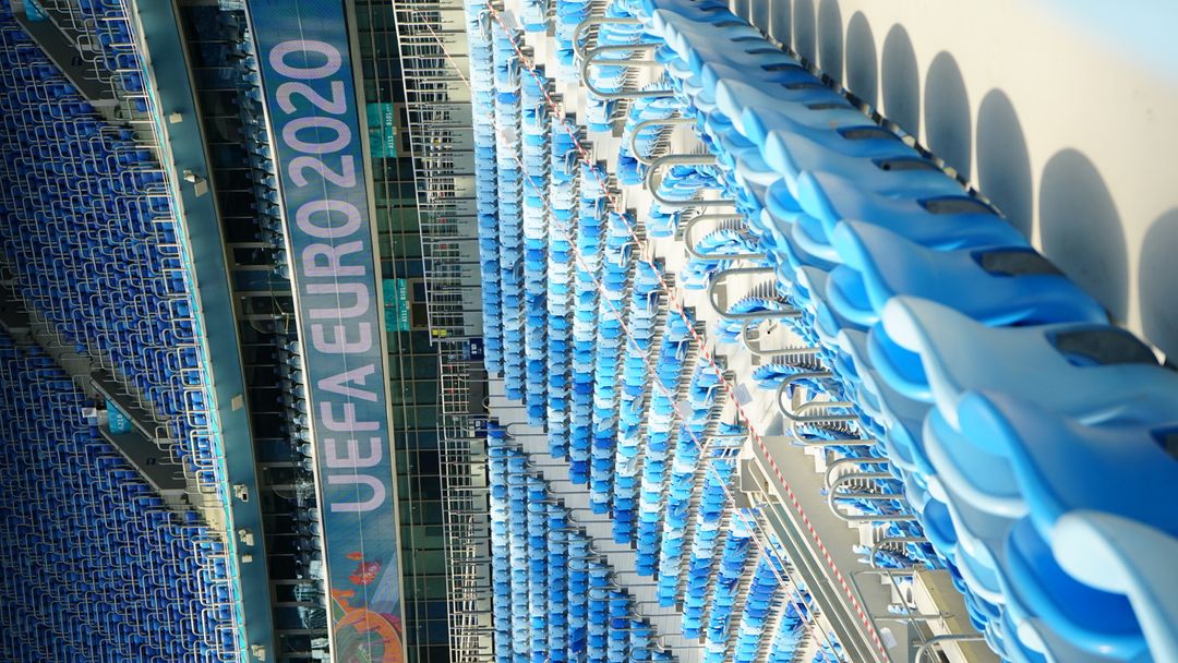 Stadionin katsomon vaaleansinisiä penkkejä.