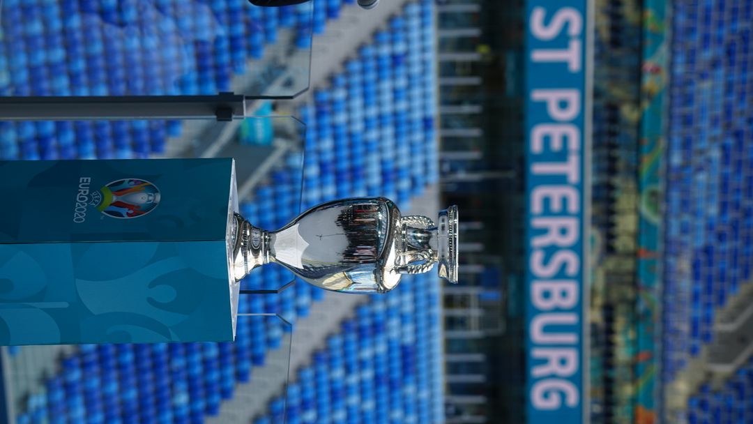 Euroopanmestaruuskisojen palkintopokaali, taustalla stadionin katsomoa.