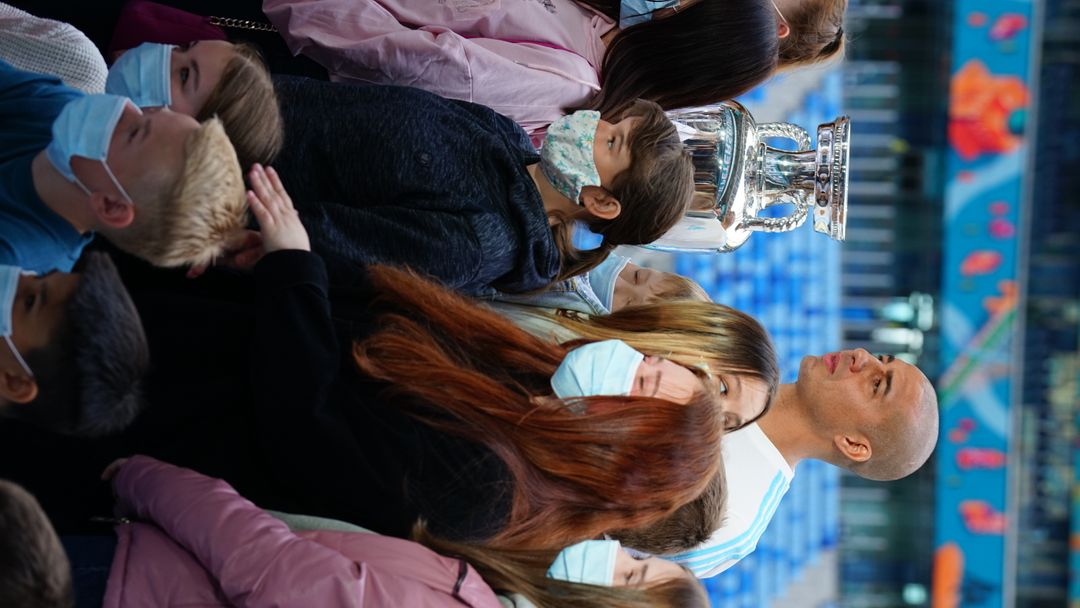 Etualalla nuoria maskeissa, takana kisapalkinto ja maskiton David Trezeguet.