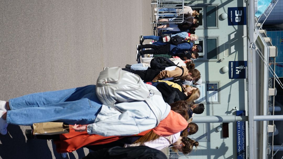 Nuoria jonottamassa stadionille.