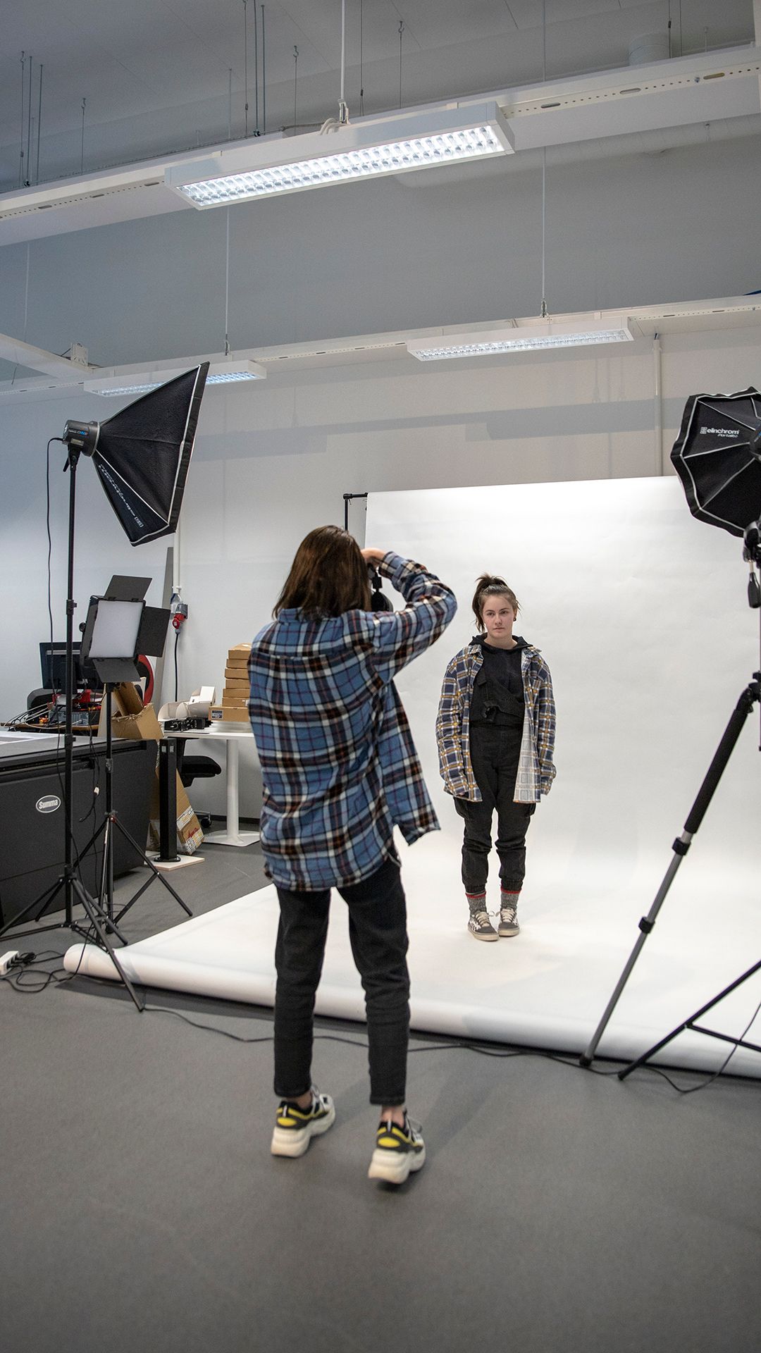 Minni Pitkämö ottaa kuvia studiossa