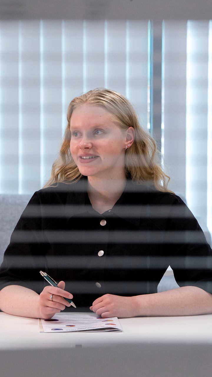 Abiturientti Fiia Isoaho kokouksessa