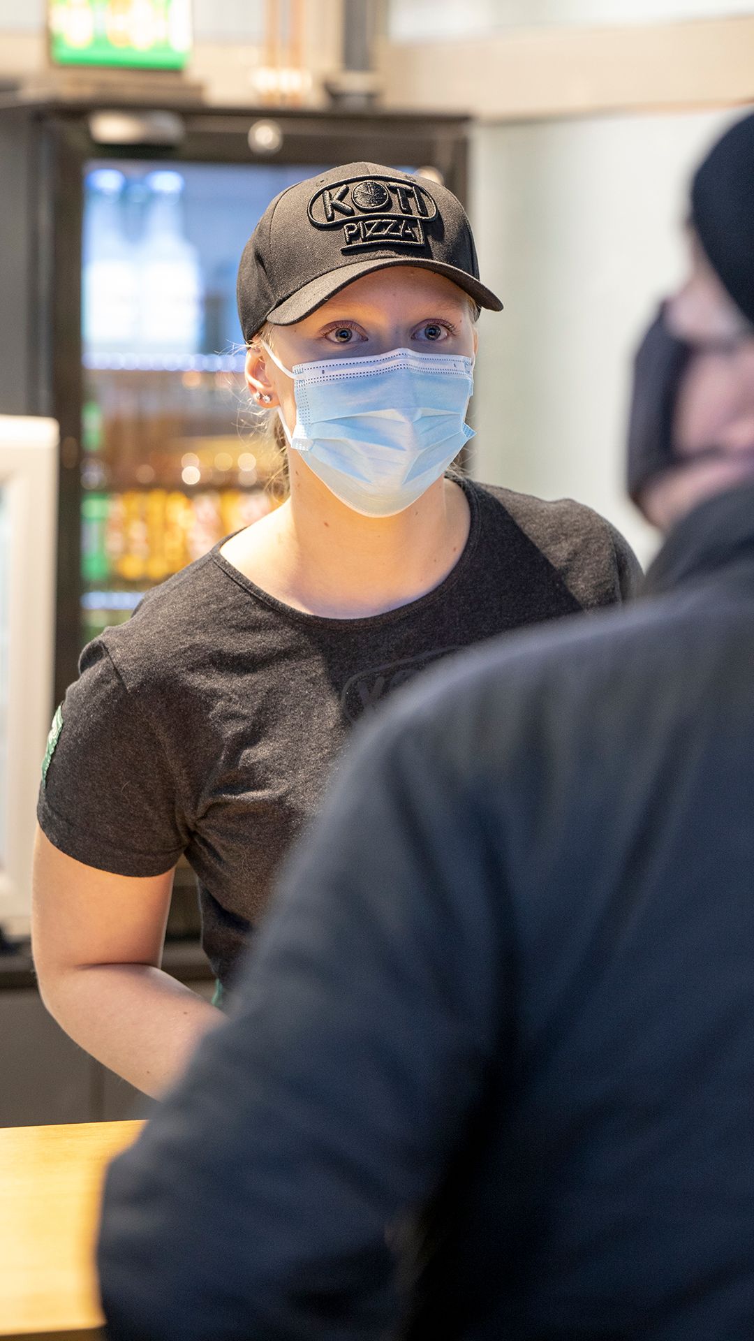 Fiia Isoaho ottaa tilausta vastaan pizzeriassa