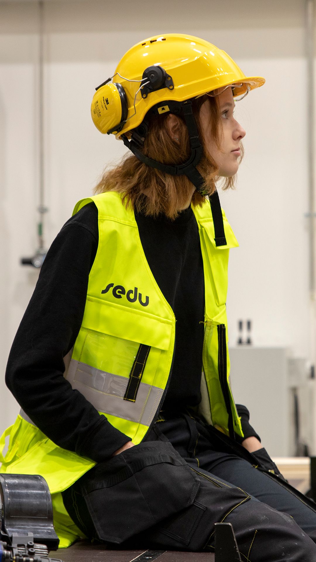 Opiskelija Henna Randell istuu pöydällä.