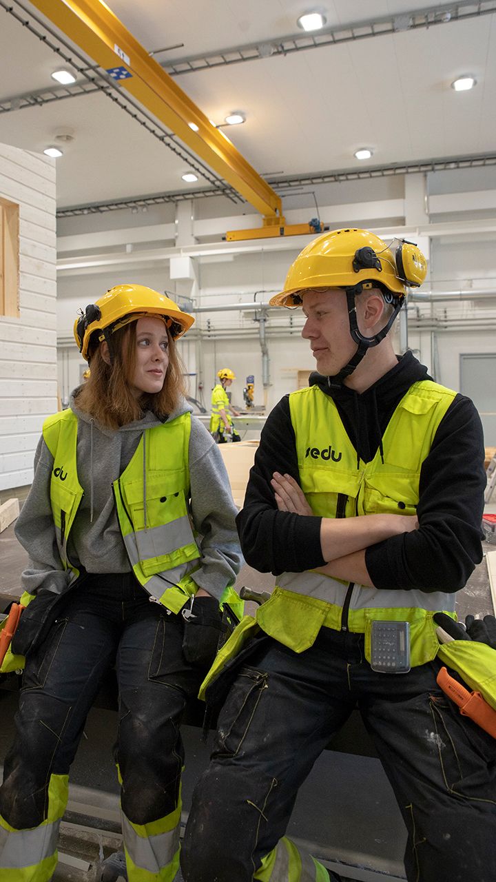 Henna Randell ja Niilo Rinta-Tassi juttelevat työsalissa