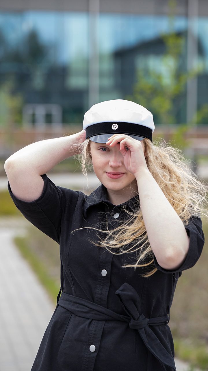 Fiia Isoaho ylioppilaslakki kampuksen edessä.