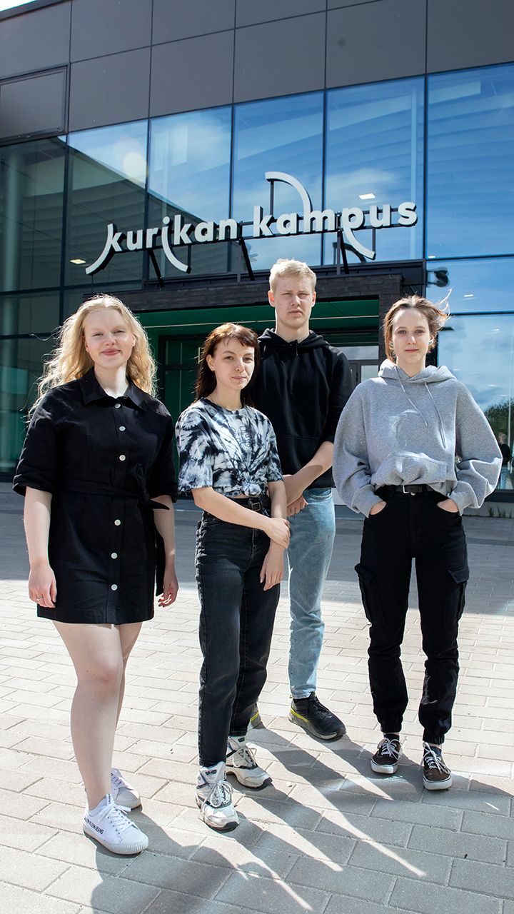 Fiia Isoaho, Minni Pitkämö,Niilo Rinta-Tassi ja Henna Randell Kurikan kampuksen edessä