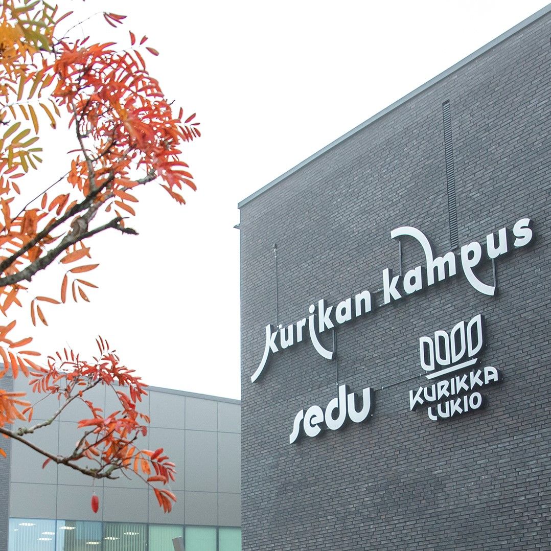 Kurikan kampuksen rakennus syksyllä