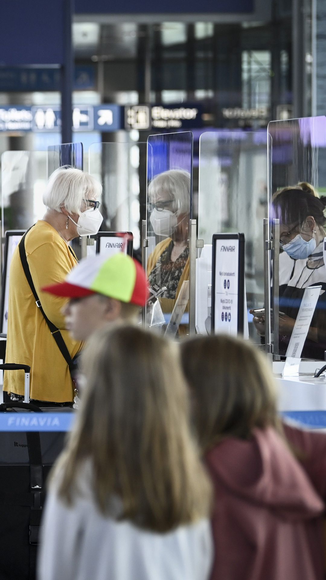 Matkustajia Helsinki-Vantaan lentoasemalla heinäkuussa.