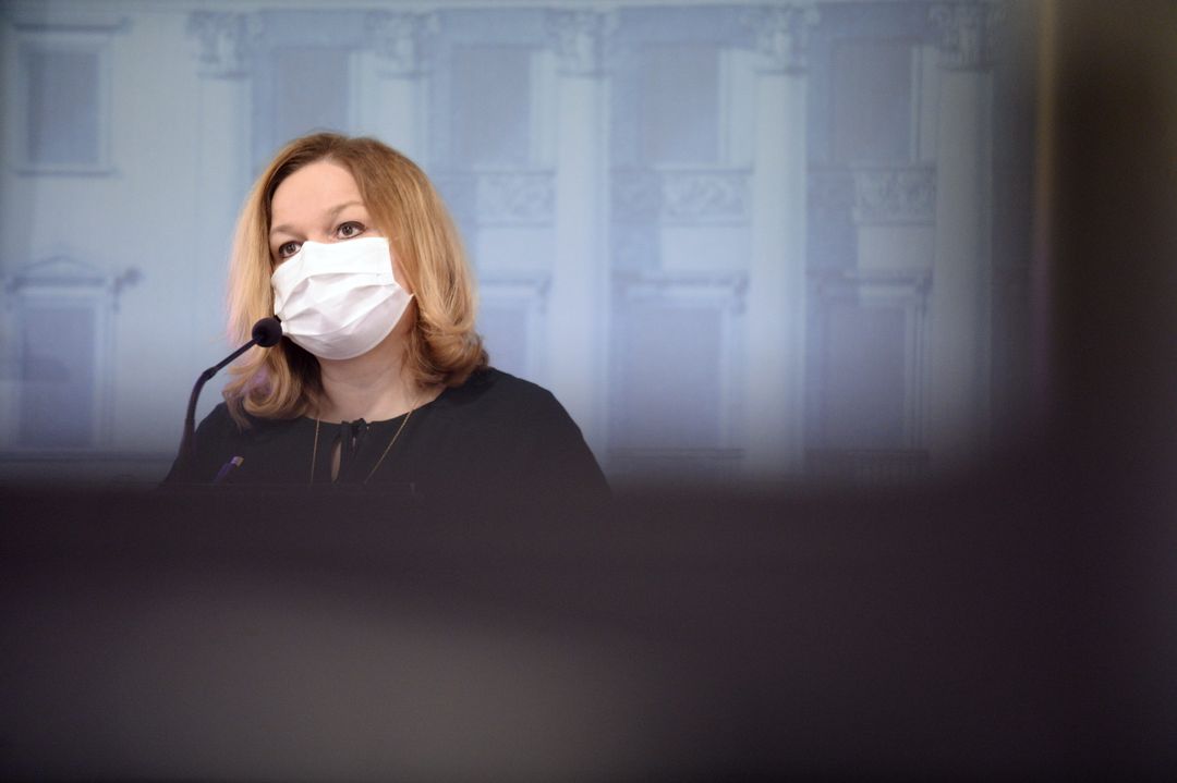 Krista Kiuru puhuu kasvomaski kasvoillaan.