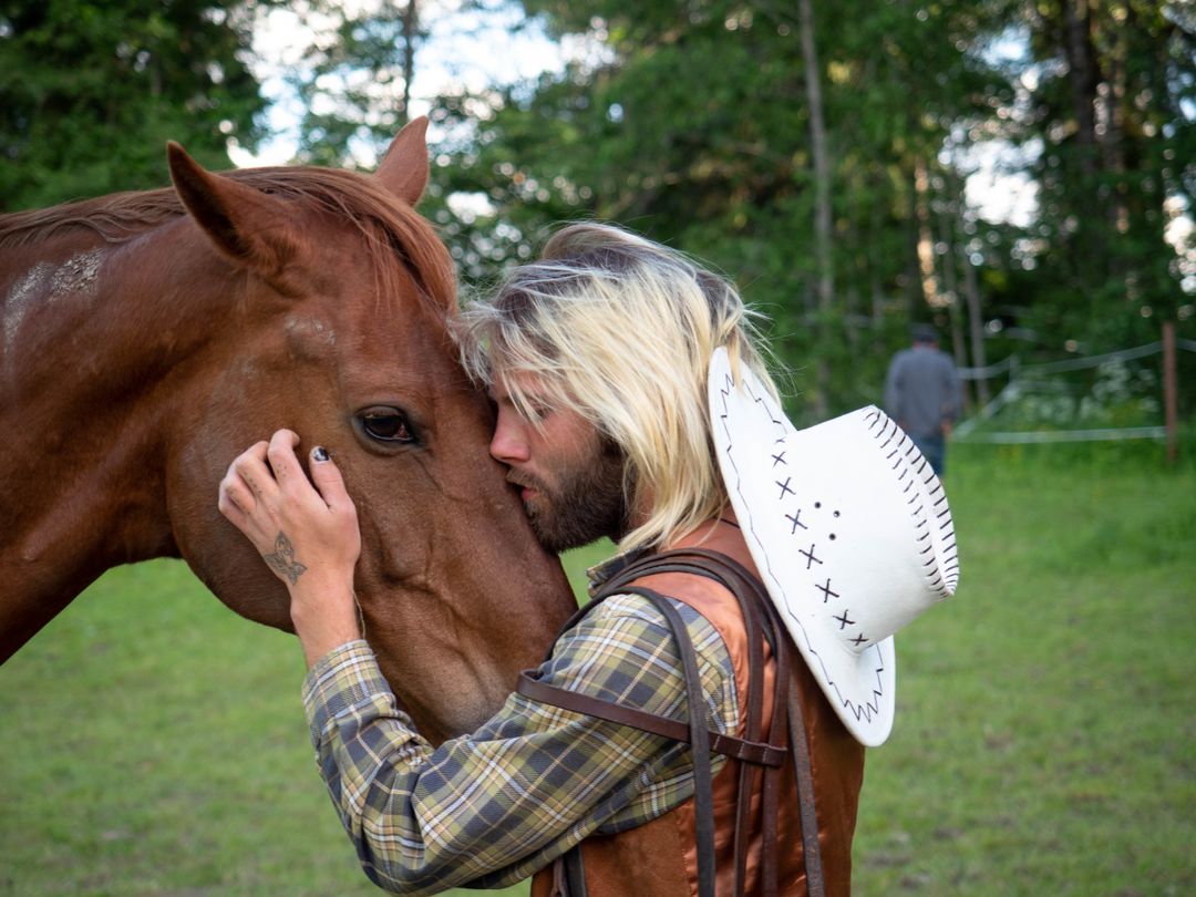 Olli Kinnunen suukottaa ratsunsa turpaa.
