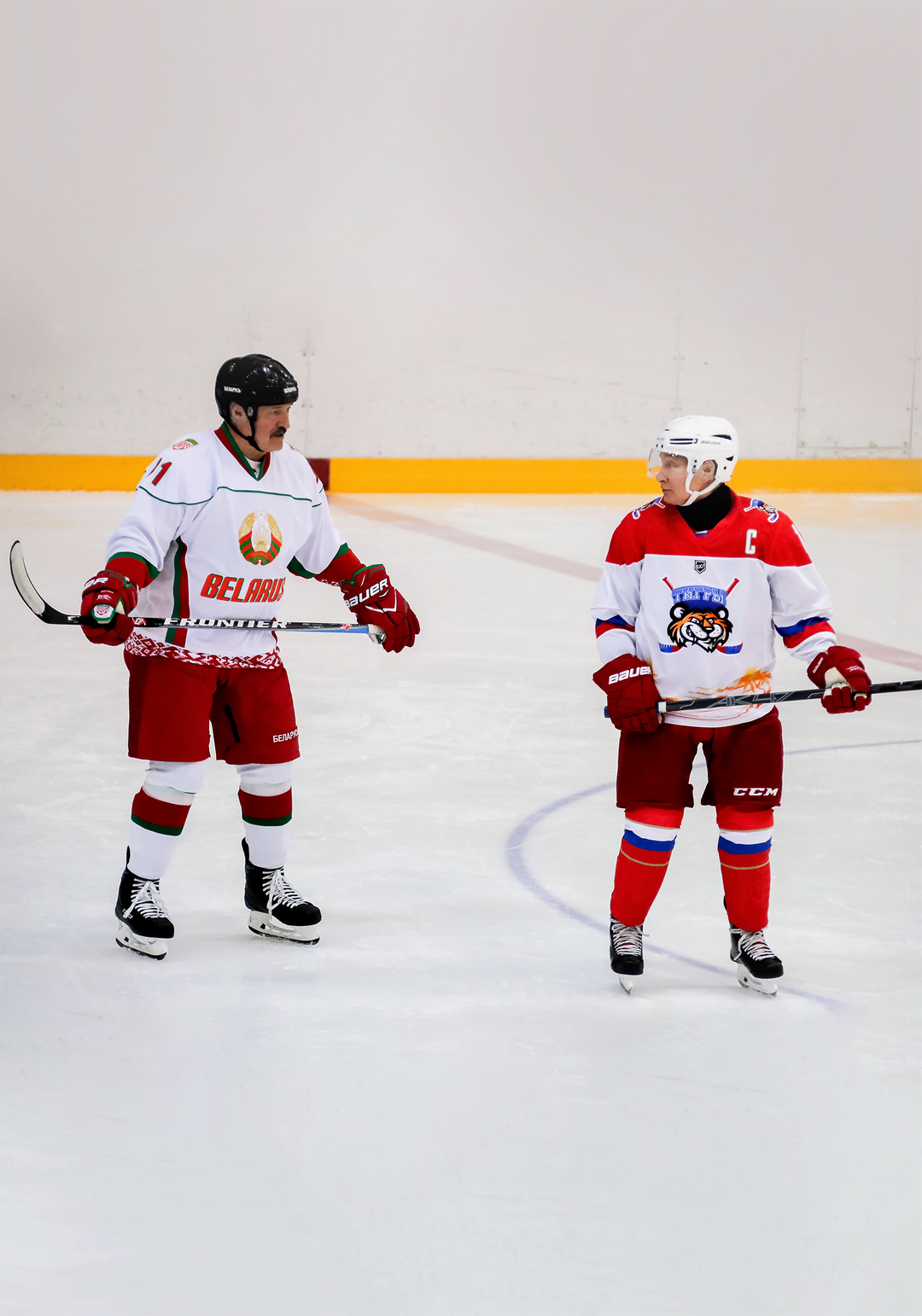 Lukašenka ja Putin pelaavat jääkiekkoa.