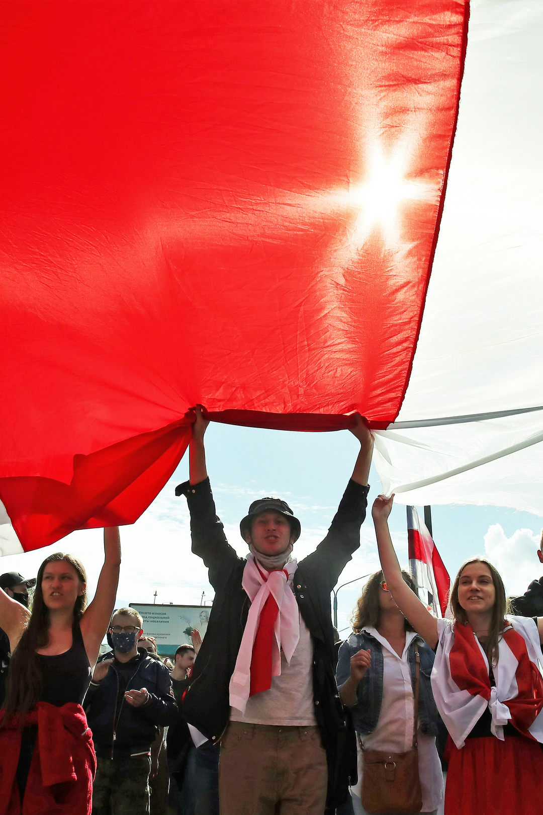 Valtava punavalkoinen lippu opposition mielenosoituksessa.