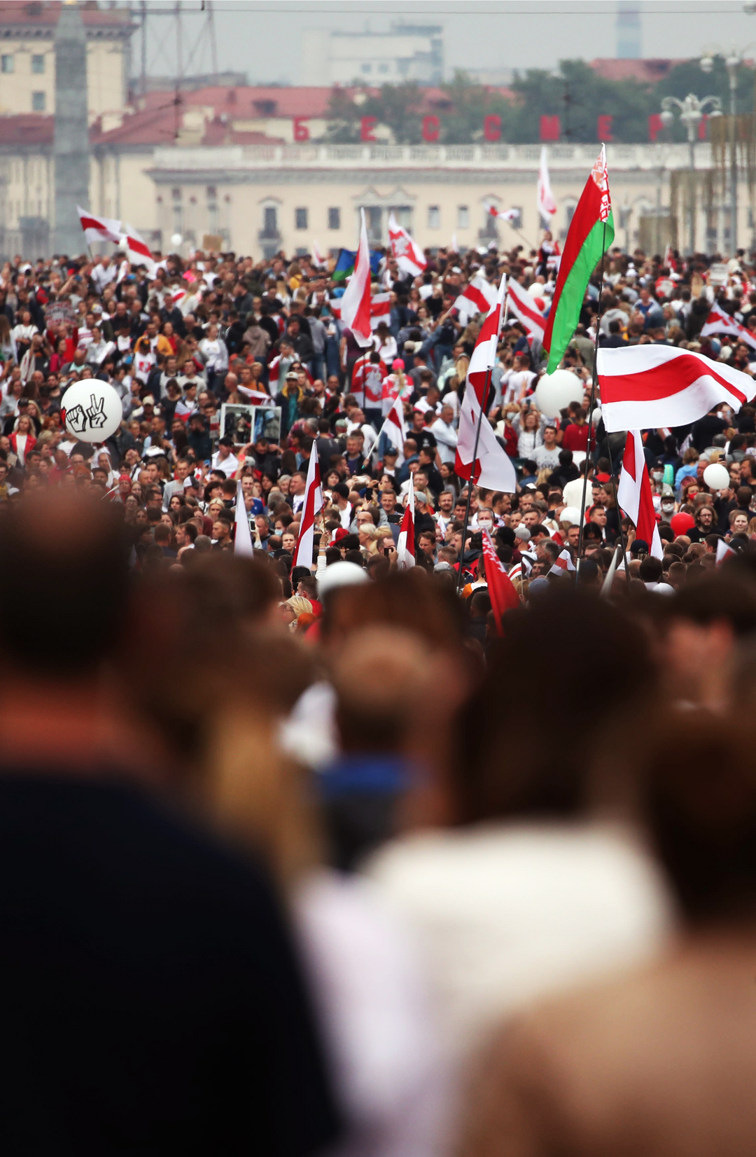 Väkijoukot suurmielenosoituksessa Minskissä.